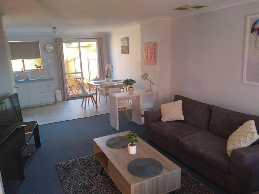 Cosy 2 Bedroom Unit In A Secure Gated Complex Kalgoorlie Eksteriør billede